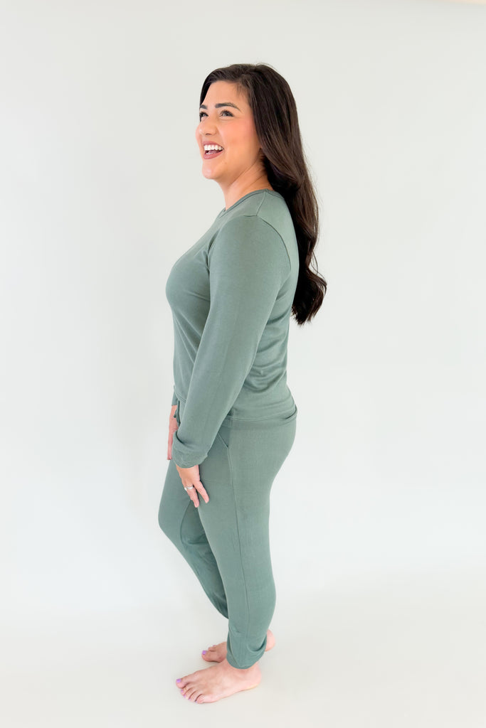 Meet your new favorite go-to: the Dream Jersey Crew Neck Lounge Set by Softies– one of our most loved styles! Once you put this lounge set on, you’ll never want to go back to your old t-shirts and sweats.